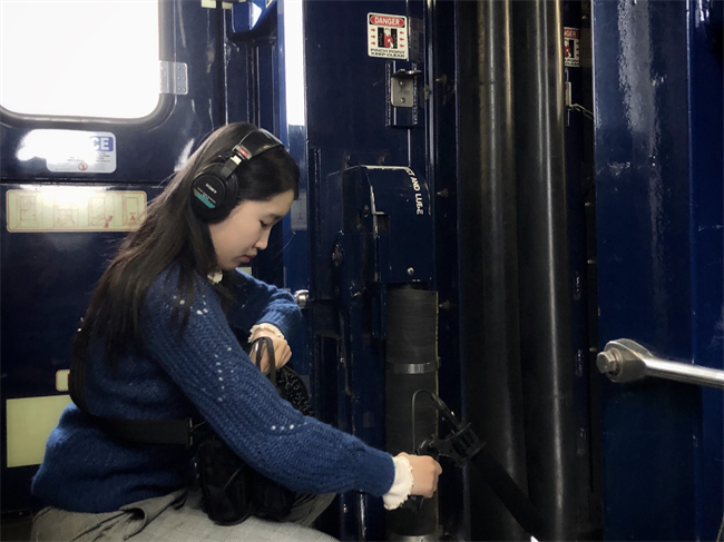 逄博在火车上进行声音收录工作