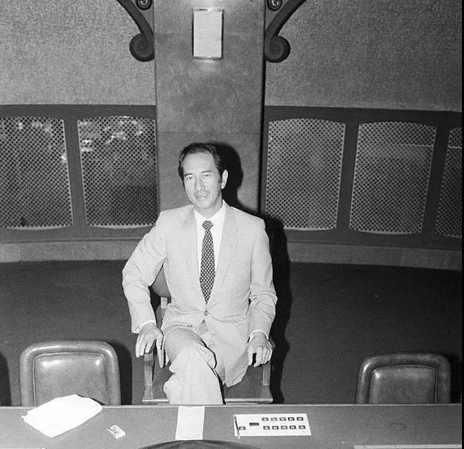  何鸿燊坐在早期的赌场里