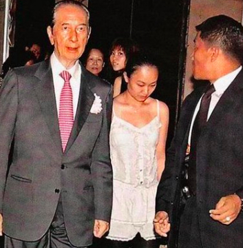 何鸿燊（左）和邓咏诗（中）