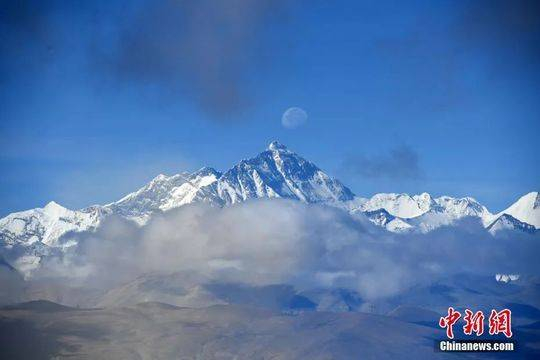 资料图：眺望珠峰。张浪 摄