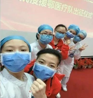 ▲梁小霞和队友在出征仪式上。