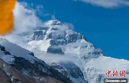 资料图：珠穆朗玛峰。何蓬磊 摄