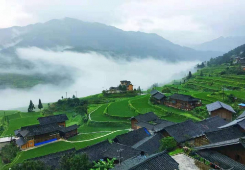 被云海梯田托起的白岩村