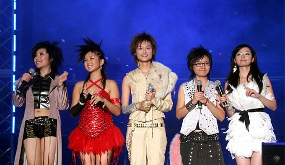 2005年《超级女声》让李宇春、周笔畅这样的中性风歌手走红。来源：视觉中国