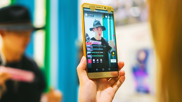 上图为天猫主题店x欧莱雅上海美发沙龙直播现场