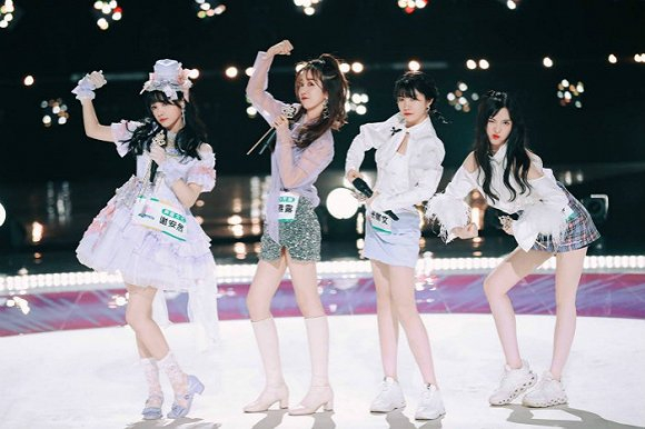 对于男性审美导向性很强的《创造营》来说，甜美的曲风是保命的护身符。