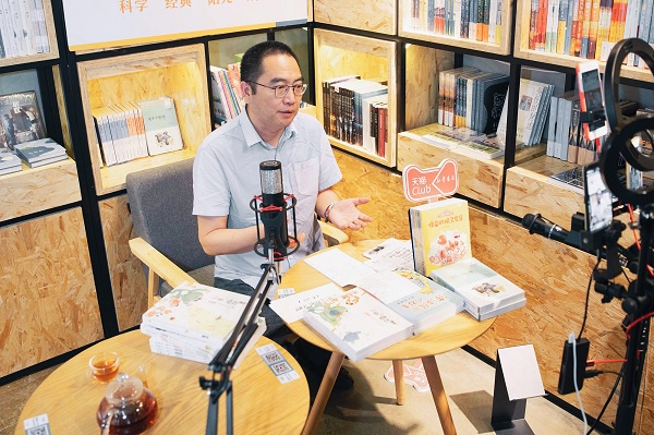 上图为儿童文学作家萧袤在红T书店直播现场
