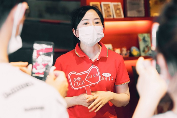 上图为湖北省新华书店红T书店 黄敏店长直播现场