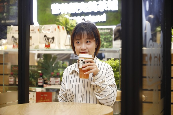 上图为消费者在天猫主题店xSwisse上海营养美茶馆体验联名款奶茶
