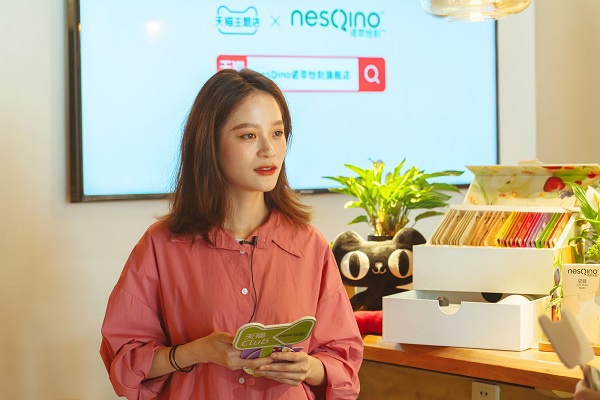 上图为天猫主题店x nesQino诺萃怡刻北京有机餐厅直播现场