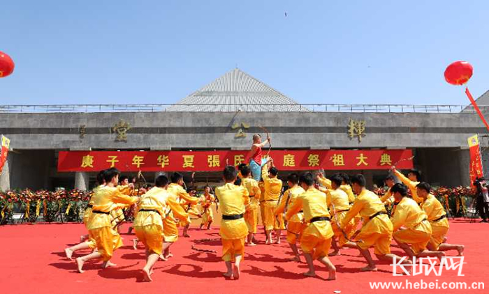 现场表演。裴海潮 摄