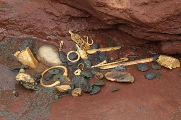 第三期“江口沉银”考古现场出土文物。