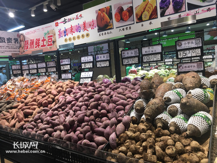 桃城区信誉楼超市，整整齐齐的果蔬区。实习记者卢婉凤 摄