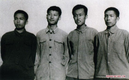 　　1973年，习近平和延川县北京知青雷平生（左一）、陶海粟（右二）、雷榕生（右一）在县城“三间房”前合影。图片来源：新华社 谷溪 摄