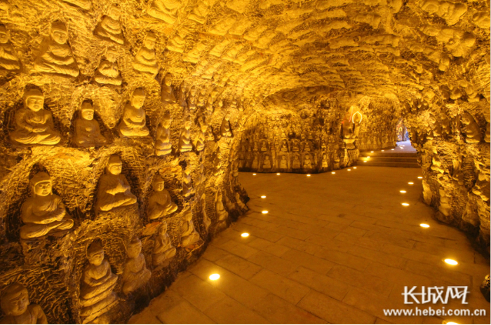 万佛洞。抱犊寨风景区 供图