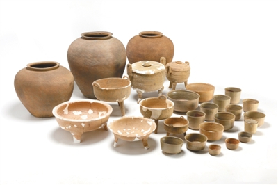 　　图为安吉龙山107号主墓随葬品陶瓷器组合。