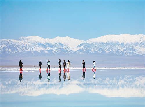 　　游客在位于青海省海西蒙古族藏族自治州乌兰县茶卡镇的茶卡盐湖景区拍照。 　　新华社记者 赵玉和摄