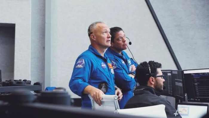两名宇航员在 SpaceX 发射演示任务控制中心