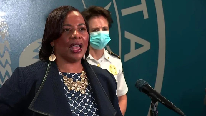  伯妮丝·金在发布会上发声。图源：CNN