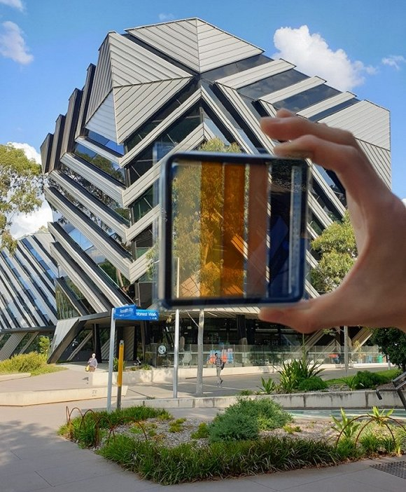 半透明钙钛矿太阳能电池。图片来源：莫纳什大学