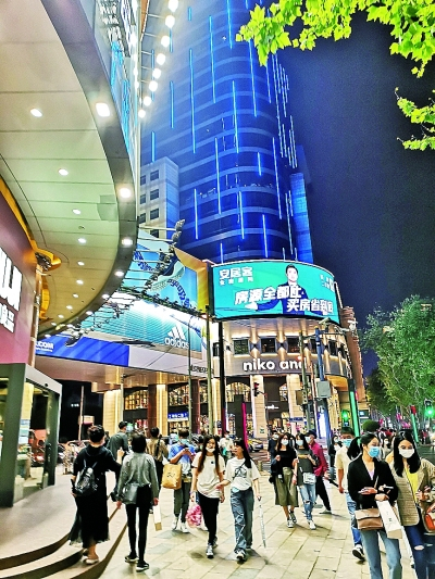 “五五购物节”给上海各商圈带来人气。本报记者任鹏摄