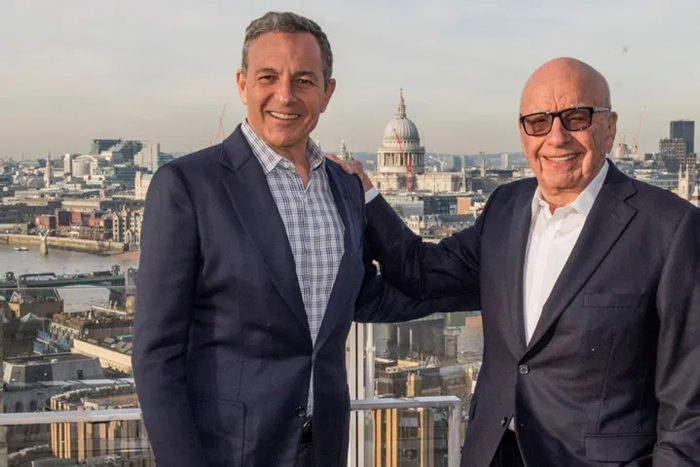 ▲双方正式签约后，两人在默多克伦敦办公室合影