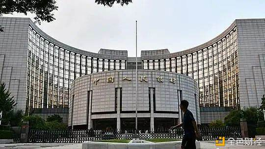 资料图：市民从中国人民银行前经过