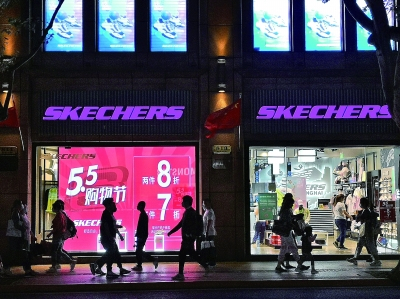 “五五购物节”给上海各商圈带来人气。本报记者任鹏摄