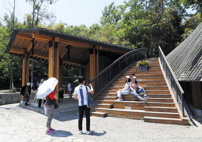 游客在竹艺村拍照留念