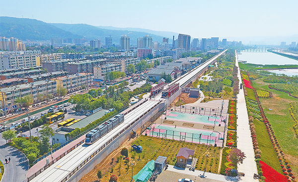 我国西北地区首条有轨电车线正式开通运营。向路明 摄