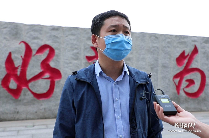 藁城区税务局副局长张建彬介绍服务科技企业情况。  记者 烟成群 摄