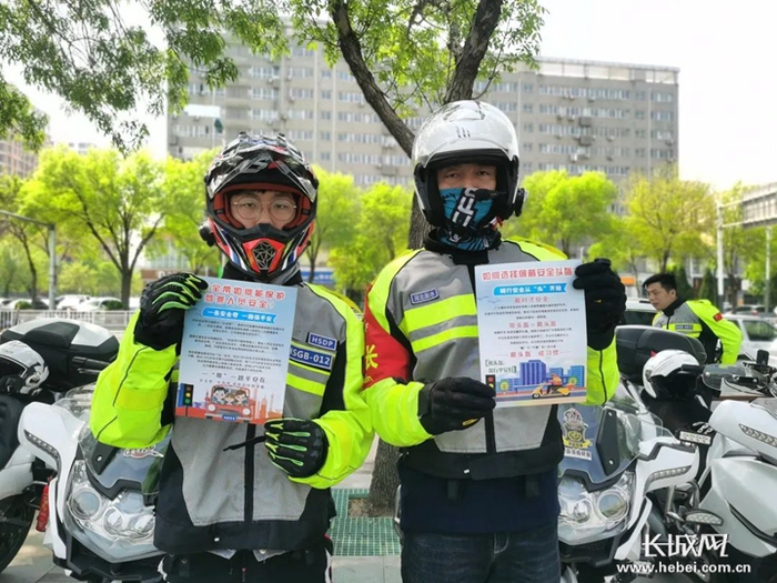 衡水交警倡导骑电动车戴头盔