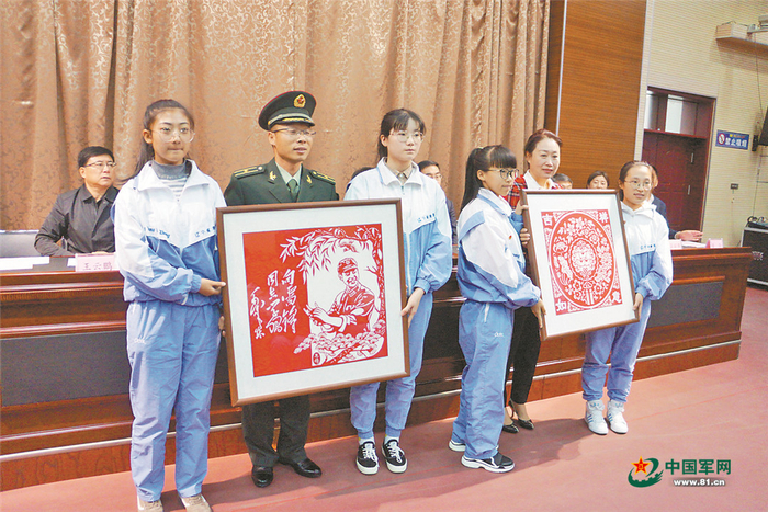 谢正谊（前排左二）与受助学生在一起。陈 龙 摄