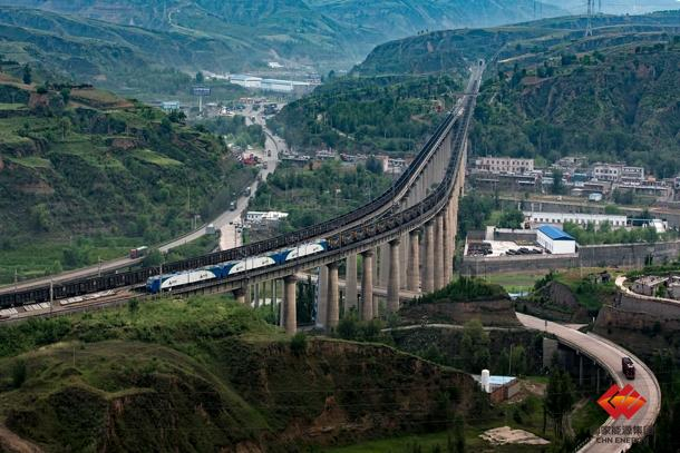 图为万吨重载列车驶过神朔线孤山川大桥