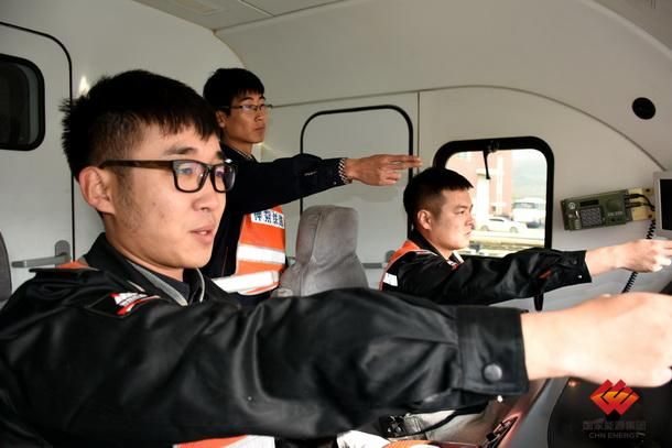 图为机车乘务员手比眼看标准化作业