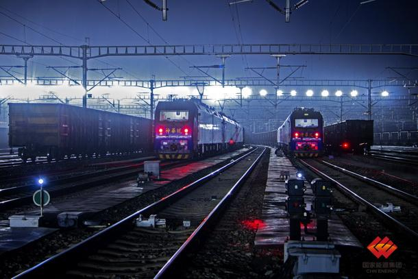 图为整装待发的机车等待信号“一声令下”