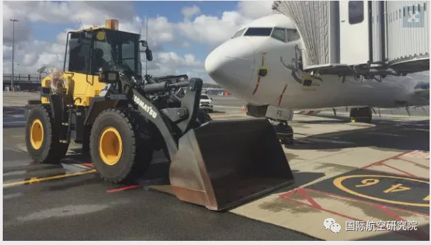 　　图：珀斯机场用挖土机阻挡