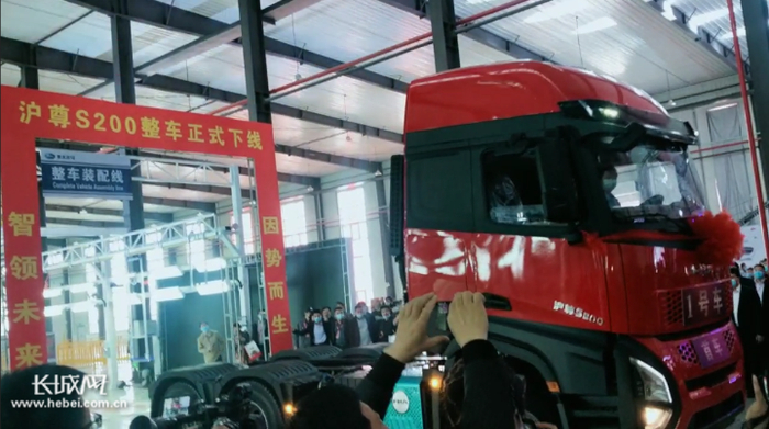 衡水斑马汽车制造有限公司生产的第一辆重卡正式下线。实习记者卢婉凤 摄