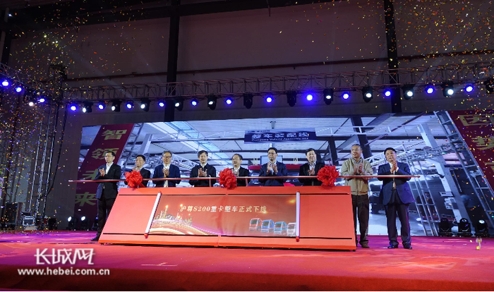 启动嘉宾共同推动启动杆。实习记者卢婉凤 摄