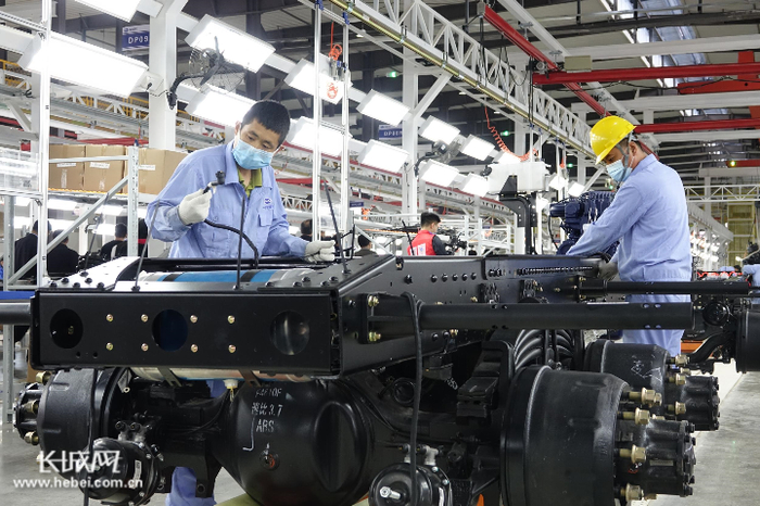 总装车间内，工人们正井然有序地进行着装配操作。实习记者卢婉凤 摄