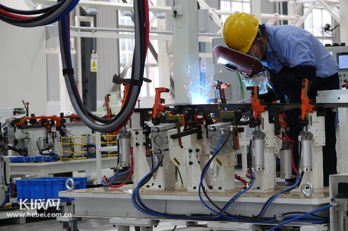 焊装车间内机器不停运转，火花四溅。实习记者卢婉凤 摄