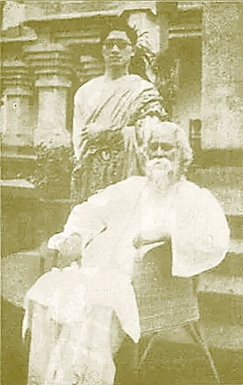     徐志摩在印度和泰戈尔在一起。图片选自《徐志摩全集》