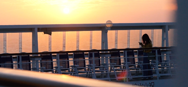 ▲乘客在游轮外欣赏夕阳&nbsp;图据星旅远洋邮轮官网