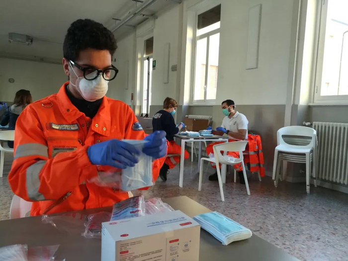 　米兰白十字会成员正在整理急救物资。