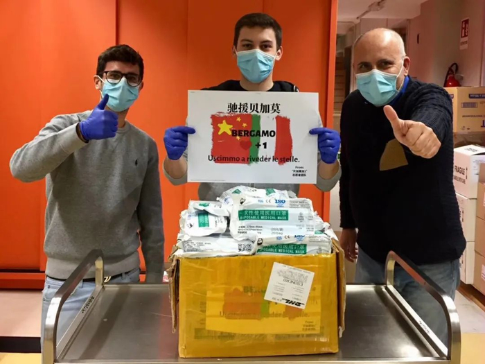 中国留学生Emi的志愿者团队捐赠到意大利贝尔加莫的物资被成功签收。