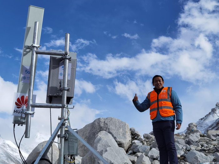 李作舟校友与华为5G基站合影