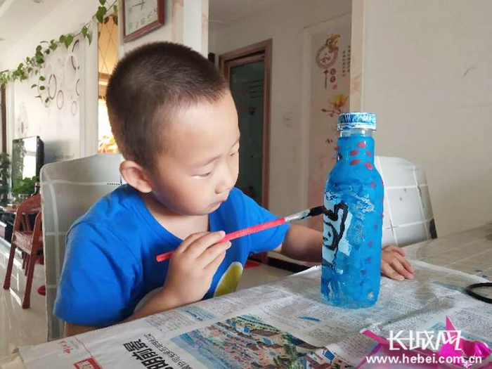 小朋友在专心致志地进行创作。尹亚磊 供图