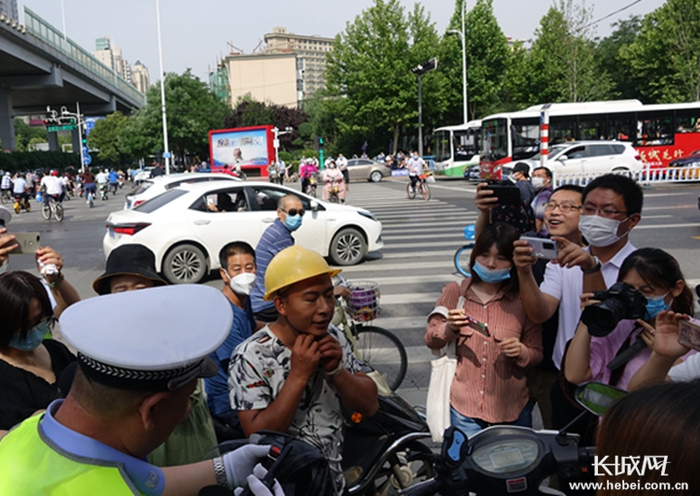 戴安全帽男子获赠头盔 马静 摄