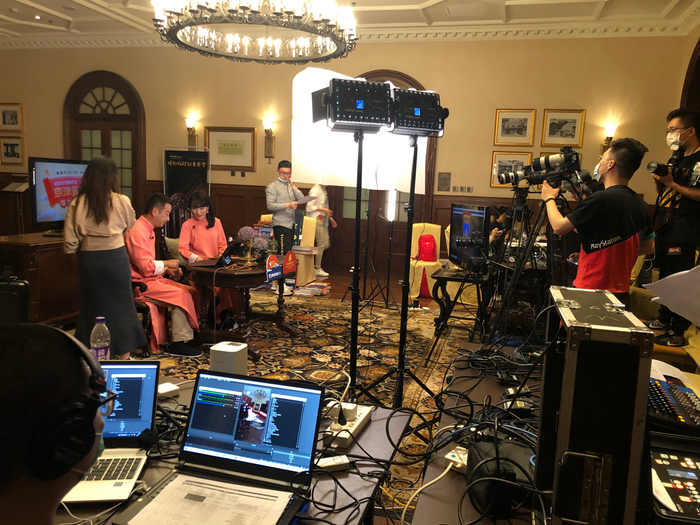 梁建章在为京津冀直播专场做前期准备/《深网》摄
