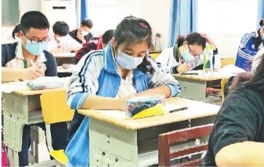     武钢三中考场内    记者郭丽霞 通讯员刘江华 摄